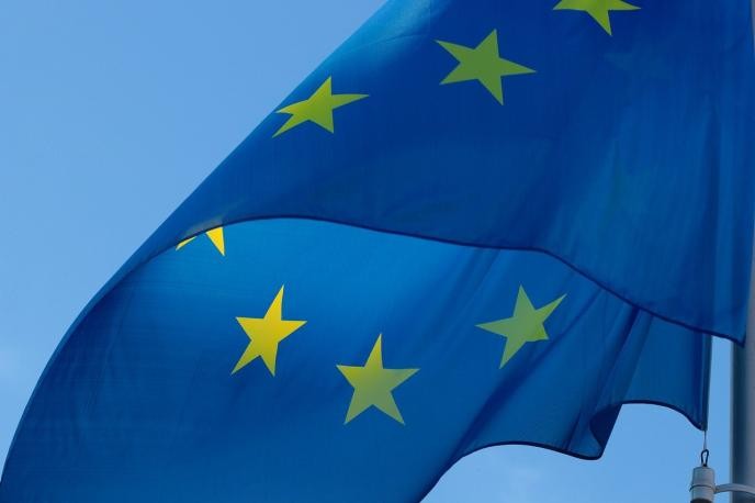 Das europäische Banner weht an einem Fahnenmast