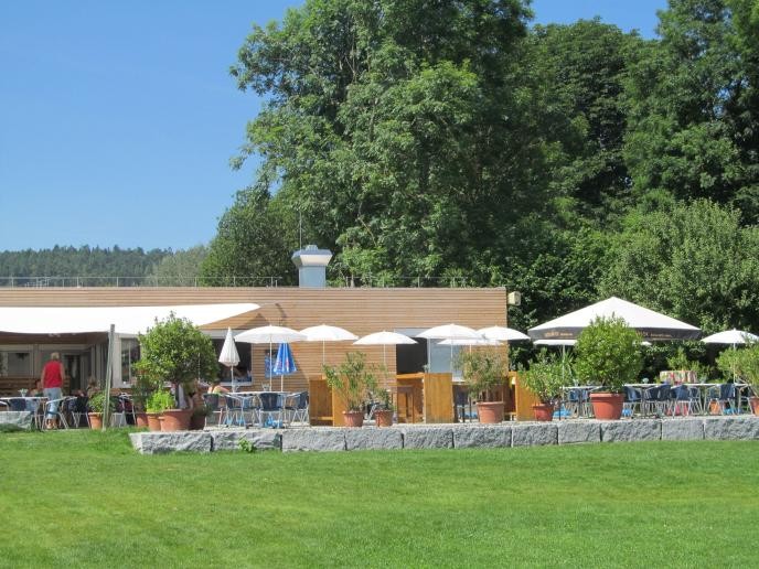 Kiosk mit gemütlichen Sitzmöglichkeiten und Sonnenschutz