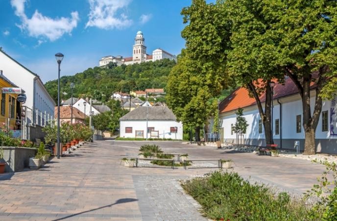 Blick in eine Straße von Pannonhalma. Im Hintergrund die tausendjährige Benediktinererzabtei