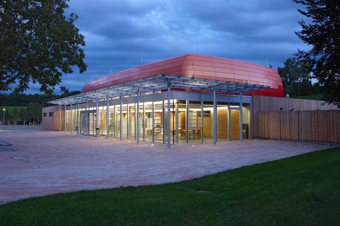 Die beleuchtete Stadthalle in der Abenddämmerung