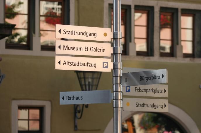 Wegweiser in der Engener Altstadt