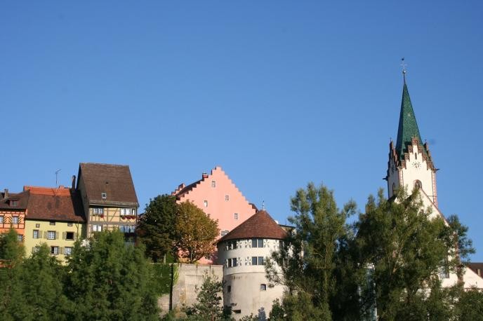 Historische Altstadtgebäude mit Stadtirche