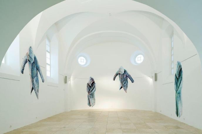 Blick in die Galerie mit im Raum schwebenden Körpern