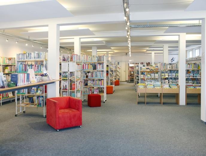 Bücher und Regale sowie Sitzmöglichkeiten der Stadtbibliothek