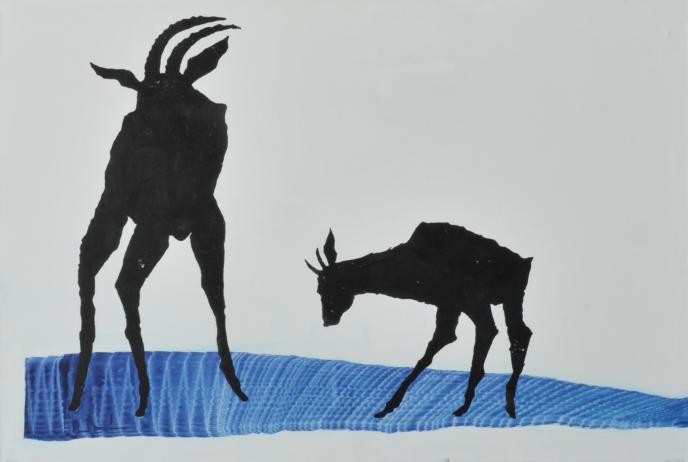 Foto eines Holzschnitts von zwei schwarz, gehörnten Tieren auf blauem Untergrund