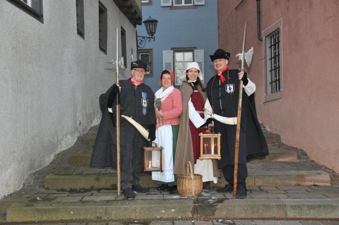 Nachtwächter und Bauermagd in historischen Kostümen in der Altstadt