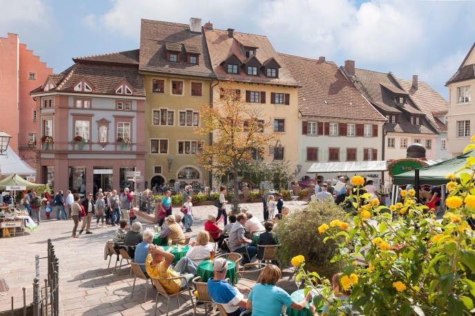 Engener Marktplatz in der Altstadt mit zahlreichen Menschen