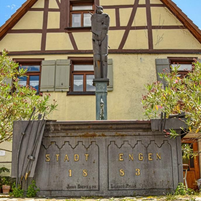 Gusseiserner Brunnentrog mit Darstellung des römischen Märtyrer