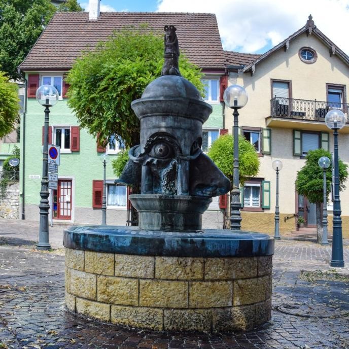 Brunnen mit Darstellung aller sechs Sinne