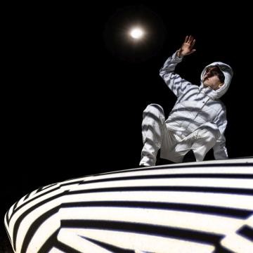 Darstellung einer Performance am Kunstwerk Orbiter im Mondschein