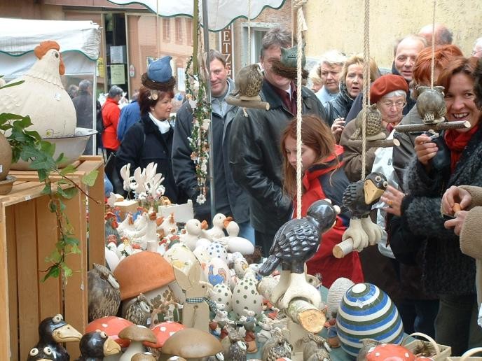 Ostermarktstand mit interessierten Besuchern