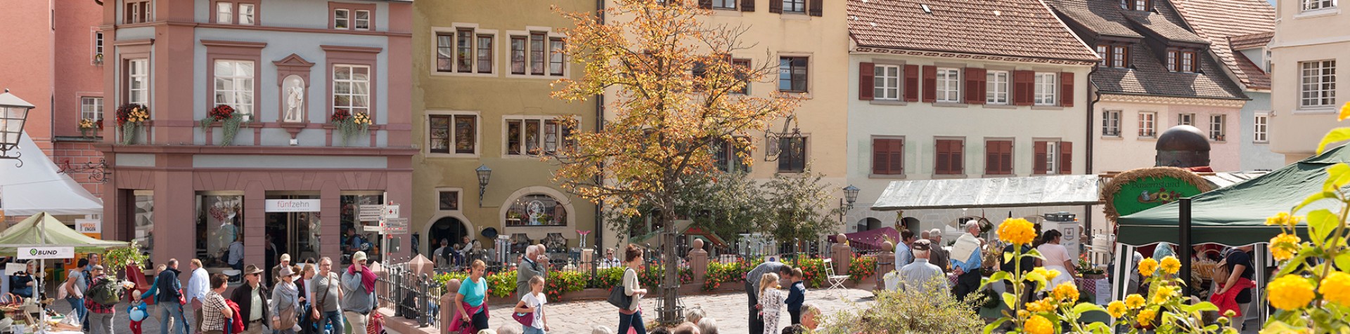 Blick auf den Marktplatz mit historischen Gebäuden und vielen Besuchern in der Engener Altstadt
