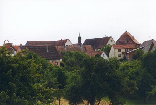 Hinter den Bäumen der Ortsteil Biesendorf