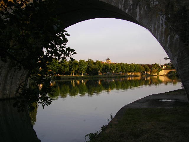 Blick durch den Bogen einer Brücke nach Trilport