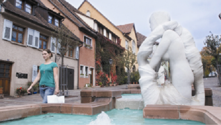 Stufenbrunnen mit weißer Marmorfigur